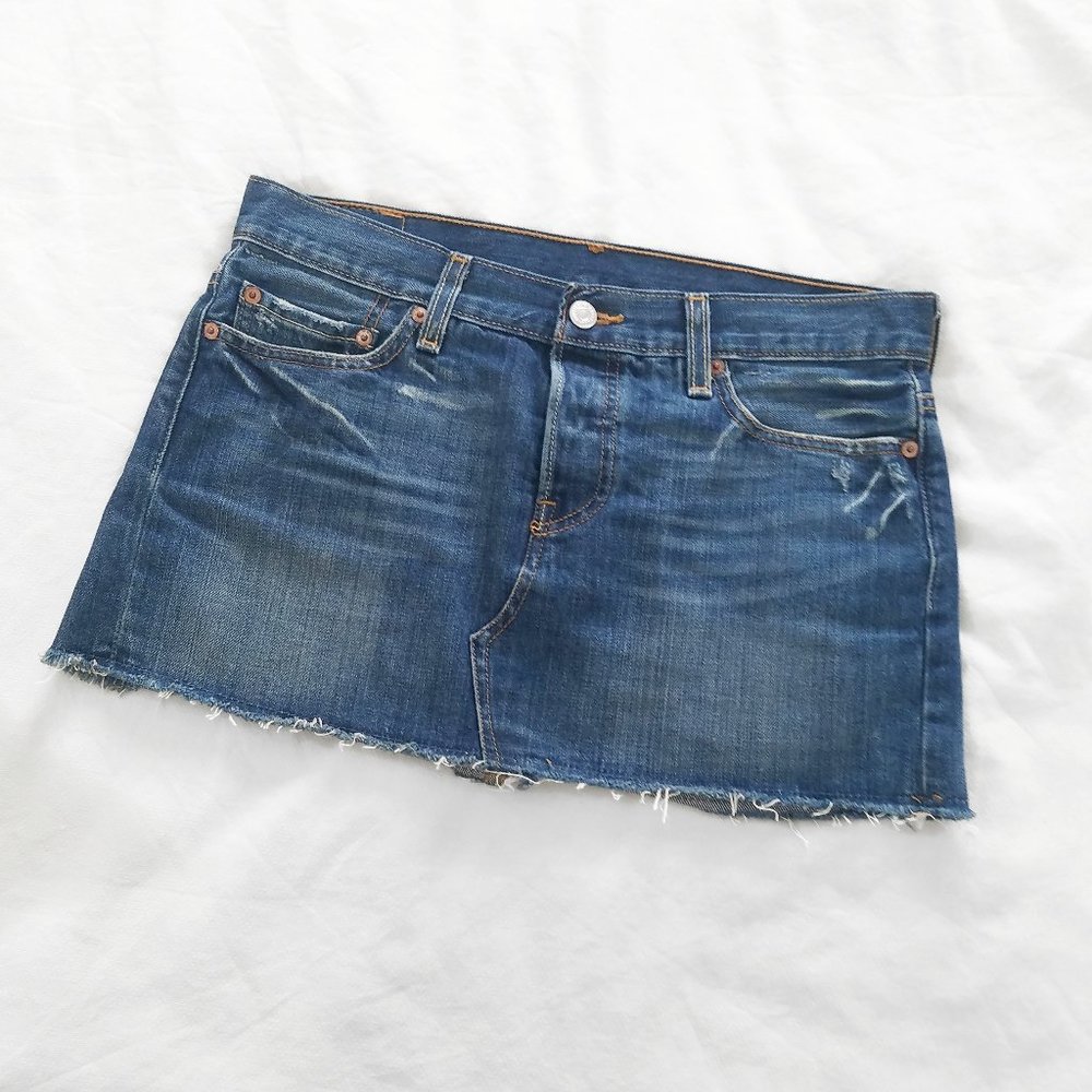 Levi's Low Rise Frayed Hem Denim Mini Skirt Dark Indigo Blue Wash